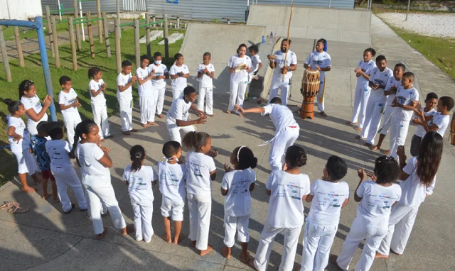 Projeto que ensina capoeira de graça faz evento de batizado e troca de graduações em Camaçari (Foto: Divulgação)