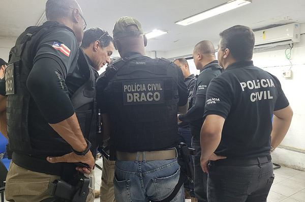 Policiais da Coordenação de Repressão a Crimes Contra Instituições Financeiras do Departamento de Repressão e Combate ao Crime Organizado (Draco) (Foto: Divulgação)