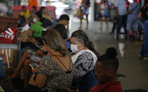 O novo cenário de crescimento do coronavírus, a partir de novas subvariantes, deve se manter e preocupa os especialistas (Foto: Arisson Marinho/Correio)