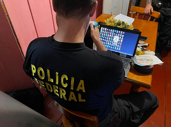 Denominada Teseu Digital, a operação tem como propósito arrecadar provas e interromper as práticas ilícitas, identificando, se possível, outras vítimas de abusos sexuais infantis (Foto: Divulgação/PF)