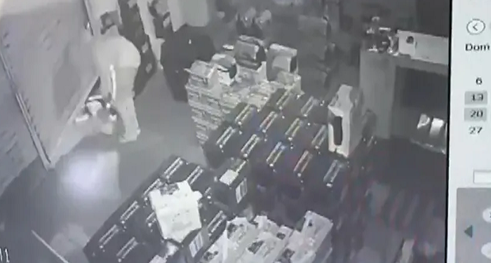 Criminosos furtam baterias de carro em Camaçari (Foto: Reprodução/TV Bahia)