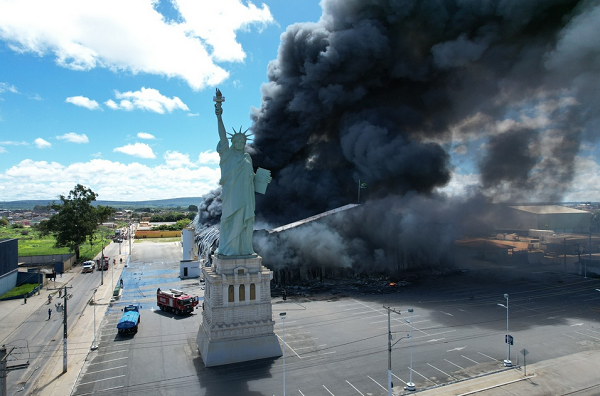 Vídeos mostram o momento em que o incêndio de grandes proporções destruiu a loja da Havan, que fica na cidade de Vitória da Conquista, a terceira maior da Bahia (Foto: Reprodução)