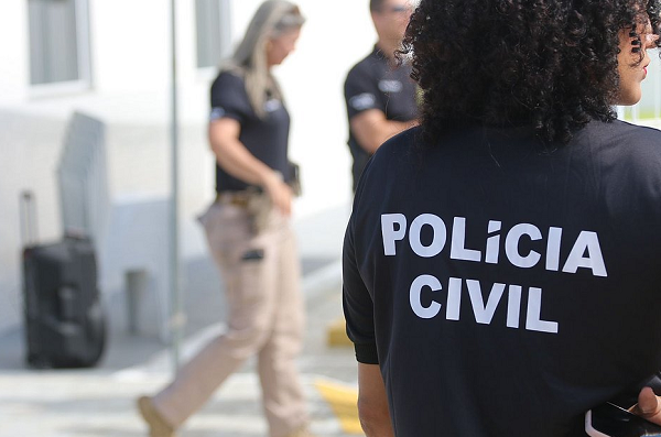 A mulher usou um rodo para bater na menina, que teve lesões nos braços, mãos, pernas e cabeça (Foto: Divulgação/Polícia Civil/Arquivo)