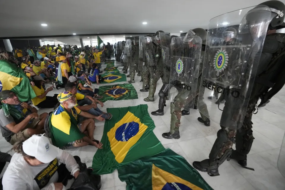 Situação em que acabaram se encontrando os ‘patriotas’ que conclamavam ‘o golpe militar’, durante ato do dia 08/01, em Brasília (Foto: AP Photo/Eraldo Peres)