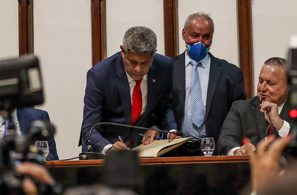 Primeiro governador autodeclarado indígena do Brasil, Jerônimo Rodrigues (PT), foi empossado ao cargo na manhã deste domingo (1º) (Foto: Adriel Francisco)