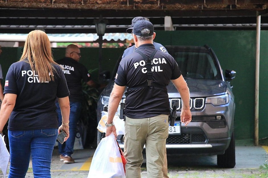 Polícia apreendeu notebook, celulares, pen drives e drogas sintéticas na residência do suspeito - (Foto: Divulgação/SSP-BA)
