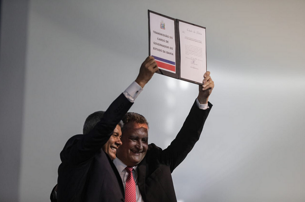 Rui Costa passa bastão da Bahia para Jerônimo Rodrigues (Foto: Uendel Galter/Ag. A TARDE)