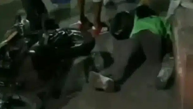 O ataque aconteceu após a vítima não entrar em acordo sobre o preço da uma viagem (Foto: Print/Vídeo)