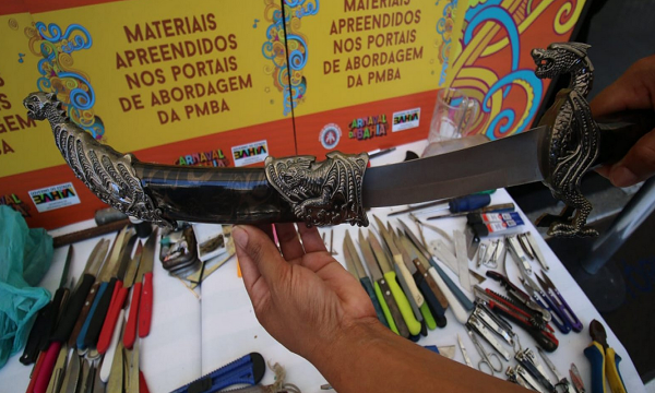 Facas de serra, garfos, objetos perfurocortantes e contundentes foram retidos pelos policiais militares (Foto: Alberto Maraux/Divulgação)