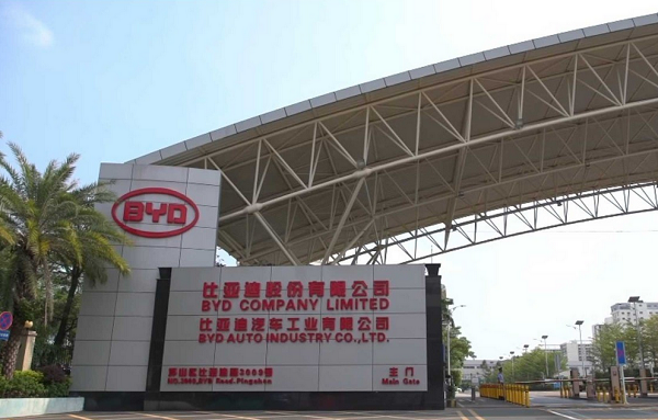 Fábrica chinesa produz veículos e baterias (Foto: Divulgação)
