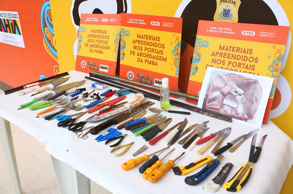 Além de pistola e facas, a polícia aprendeu objetos como garfos, tesouras e estiletes (Foto: Vitor Barreto/SSP-BA)