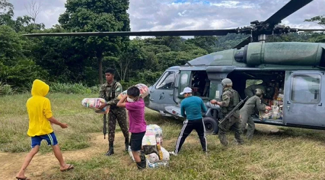 Exército tem levado alimentos para socorrer aldeias Yanomamis (Foto: Reprodução)