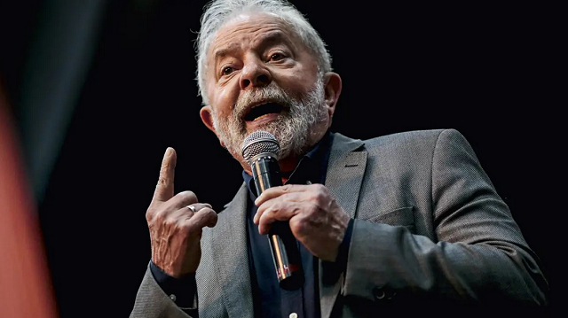 Lula faz anúncio de reajuste nesta quinta-feira, 16, ao lado dos ministros da Educação e da Ciência, Tecnologia e Informação (Foto: Suamy Beydoun/AFP)