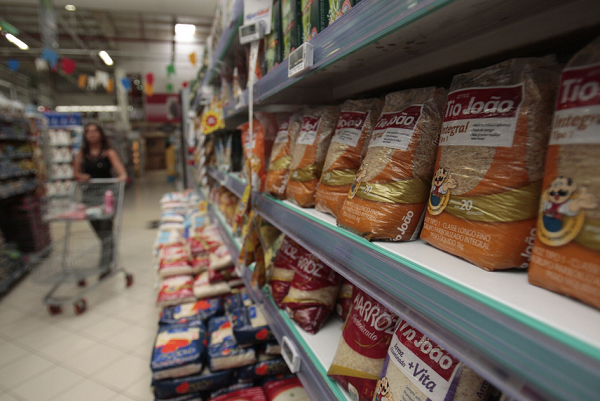 Com o valor, os beneficiados podem comprar alimentos, materiais de limpeza e remédios, nas lojas credenciadas (Foto: Alessandra Lori/Ag. A TARDE)