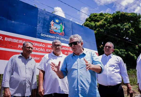 Secretário de Relações Institucionais, Luiz Caetano, foi acompanhado pelo presidente da Conder, José Trindade, e por vereadores do município (Foto: Divulgação)