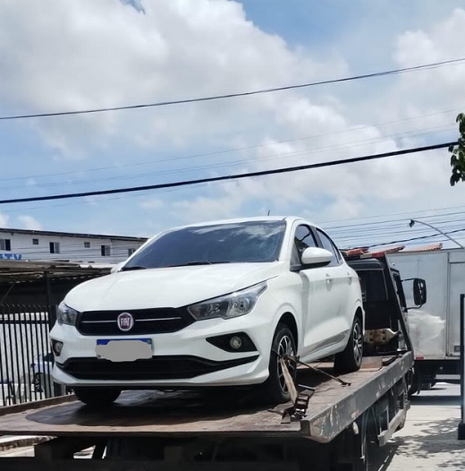 Carro roubado foi recuperado durante operação da Polícia Civil em Camaçari (Foto: Divulgação/SSP)