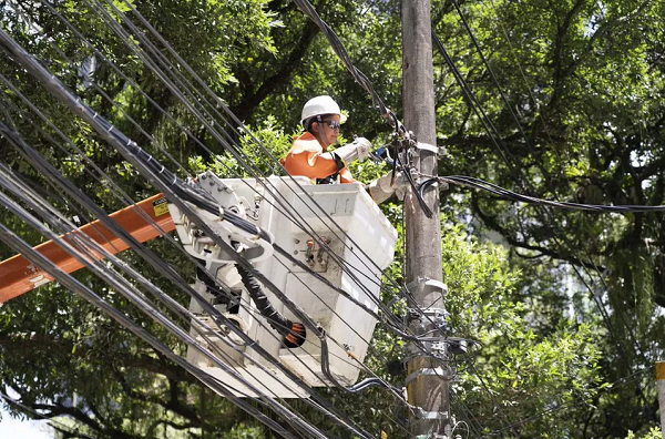 O furto de energia prejudica o fornecimento de energia da região, podendo causar graves problemas para a rede elétrica e ocasionar a interrupção do abastecimento (Foto: Divulgação/Neoenergia Coelba)