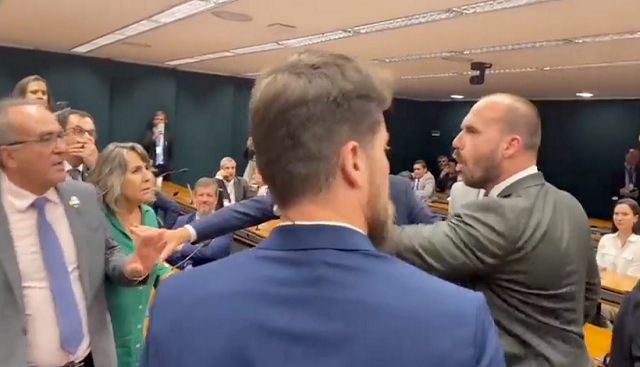 Deputado Eduardo Bolsonaro (PL-SP) partiu pra cima do deputado Marcon (PT-RS) (Foto: Reprodução)