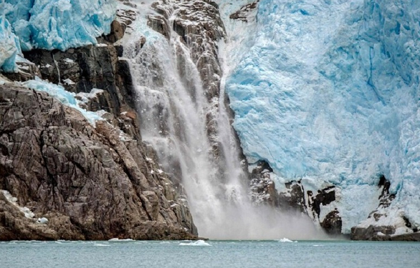 Geleiras que pesquisadores usam como referência perderam em média mais de 1,3 metro de espessura entre outubro de 2021 e outubro de 2022 (Foto: MARTIN BERNETTI/AFP)