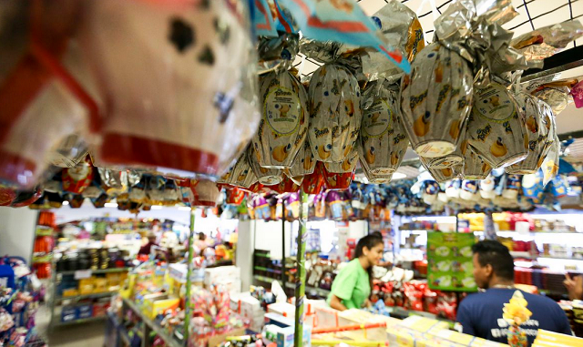 As embalagens dos ovos de Páscoa também podem oferecer riscos (Foto: Marcelo Camargo/Agência Brasil)