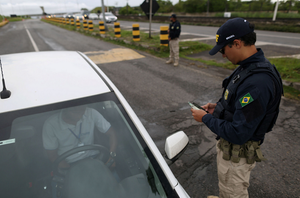 Durante quatro dias, Operação Semana Santa da PRF autuou 2.882 condutores, cometendo infrações diversas, como ultrapassagens proibidas e embriaguez ao volante (Foto: Raphael Muller/Ag. A TARDE)
