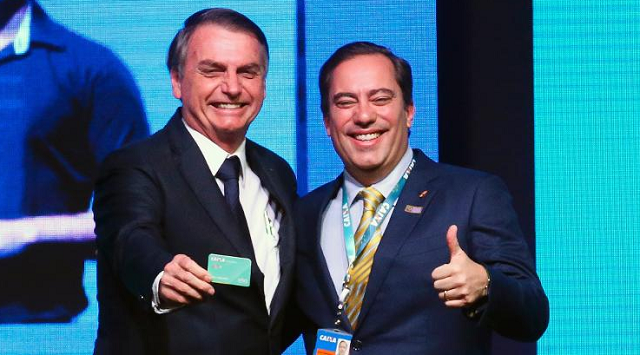 Bolsonaro junto ao então presidente da Caixa, Pedro Guimarães (Foto: Antonio Cruz/Agência Brasil)