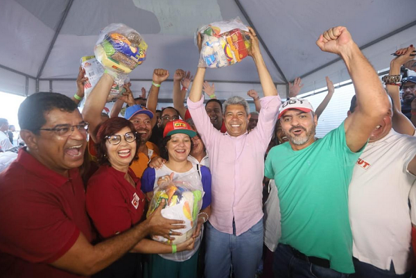 Neste 1º de Maio, centrais sindicais na Bahia arrecadaram mais de 5 toneladas de alimentos para o Programa Bahia Sem Fome (Foto: Rafael Martins/GOVBA)