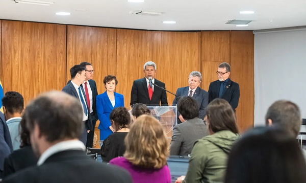 Anúncio foi feito após reunião do governador com o presidente Luiz Inácio Lula da Silva e a vice-presidente global da BYD, Stella Li, em Brasília (Foto: Divulgação)