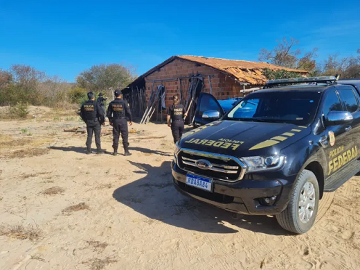 Trabalhadores foram encontrados em uma fazenda onde funcionava uma carvoaria em Morpará (Foto: Polícia Federal/Divulgação)