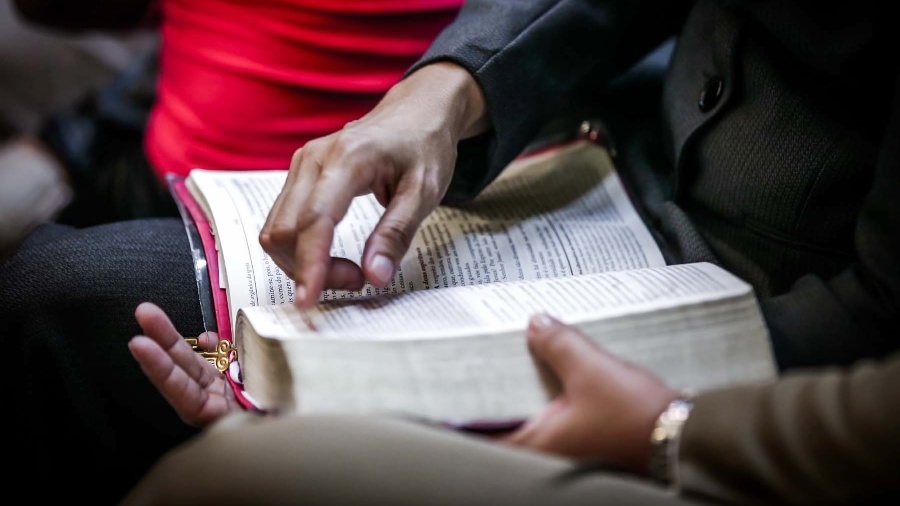 Deus também nos deu a Palavra escrita, a Bíblia. Quando falhamos em ler a Palavra de Deus e vivê-la em nossas vidas, nos tornamos pessoas 'sem profecia' - Ilustração Google