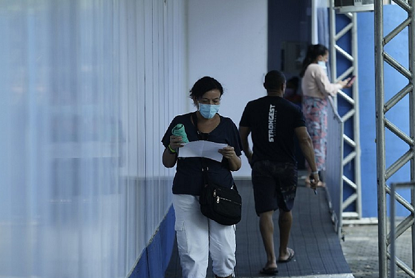 Sesab recomenda uso de máscara, higienização das mãos e evitar aglomerações; UPA dos Barris está movimentada com pacientes sintomáticos (Foto: Arisson Marinho/Correio)