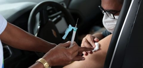 Imunização previne complicações mais graves das síndromes gripais em adultos e crianças - Foto: Bruno Concha/Secom