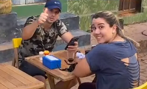 Marcelo Castro durante um passeio com a noiva, Daniela Mazzei (Foto: Reprodução)