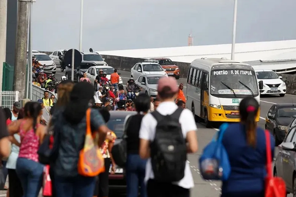 Passageiros enfrentam transtornos da greve dos rodoviários na RMS (Foto: Olga Leira/Ag. A Tarde)