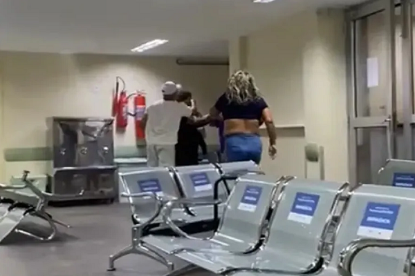 Pai e filha ainda invadiram sala vermelha da unidade (Foto: Reprodução)