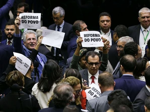 Votação na Câmara dos Deputados se estendeu pela madrugada (Foto: Lula Marques/Agência Brasil)