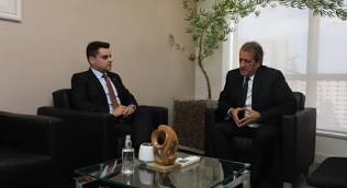 Yury do Paredão (PL-CE) (à dir.) fazendo o L, junto com o ministro Paulo Pimenta. Yury também fez uma série de publicações elogiando o governo do presidente Lula, mesmo sendo de oposição (PT (foto: Yury Do Paredão/Reprodução)