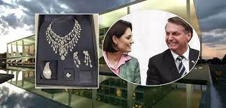 O depoimento dos quatro envolvidos no escândalo das joias terminou em menos de uma hora, depois que todos informaram que não responderiam às perguntas (Foto: Reprodução-Twitter - Alan Santos-PR - ABr)