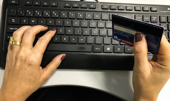 Compra com cartão pela internet (Foto: Agência Brasil)