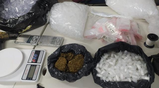 Homem foi encontrado com grande quantidade de drogas e duas armas de fogo (Foto: Reprodução)
