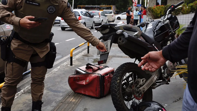 Homem foi morto na Avenida Tancredo Neves (Foto: Olga Leira/Ag. A Tarde)