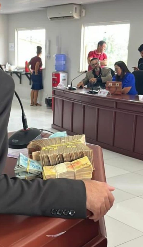 Após o episódio, o parlamentar fez a denúncia formal em um boletim de ocorrência na delegacia local. O prefeito Facinho (PL) divulgou uma nota negando a tentativa de suborno. Foto: Reprodução