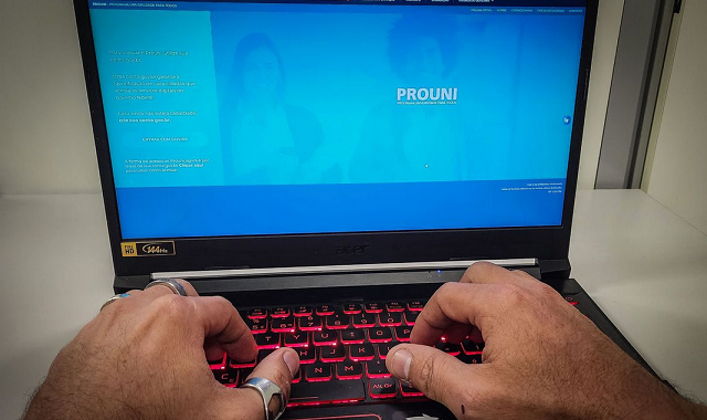 O Programa Universidade Para Todos (Prouni) oferta bolsas de estudo, integrais e parciais (50% do valor da mensalidade do curso), em cursos de graduação e sequenciais de formação específica, em instituições de educação superior privadas. As inscrições podem ser feitas pelo celular ou pelo computador (Foto: Juca Varella/Agência)