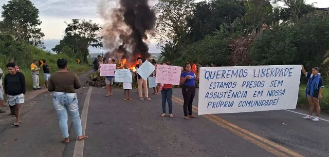 Desde às 4h da manhã desta sexta-feira, 25, que o trânsito está bloqueado nos dois sentidos da via (Foto: Leitor A TARDE)