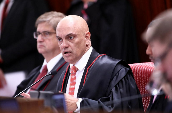 O ministro Alexandre de Moraes em sessão plenária do TSE (Foto: Alejandro Zambrana/Secom/TSE)
