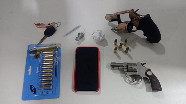 Os acusados foram conduzidos à 18ª Delegacia/Camaçari, a fim de ser realizado o flagrante (Foto: Divulgação)