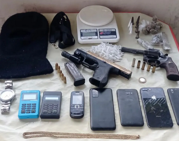 Material apreendido com os suspeitos durante operação (Foto: Divulgação/50ª CIPM)
