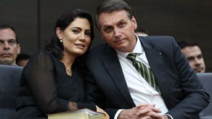 Michelle e Jair Bolsonaro. Ex-presidente não quer julgamento justo. Ele quer escolher o juiz e tem que ser seu ‘amigo’. Entenda o que há por trás da estratégia e por que ela é uma repetição de atos passados - Foto: Marcos Corrêa - Agência Brasil