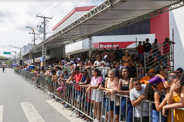 A Avenida 28 de Setembro se transformou em um palco para o desfile cívico (Foto: Arthur Vinicius)