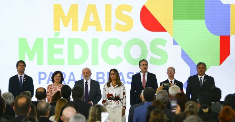 Retomado há seis meses pelo governa Lula, programa agora conta com maioria de brasileiros formados no Brasil - Na imagem, a cerimônia de retomada do programa. Foto: Marcelo Camargo/Agência Brasil